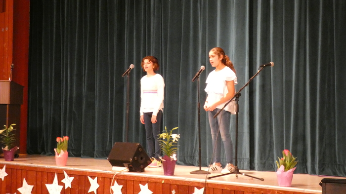 students singing 